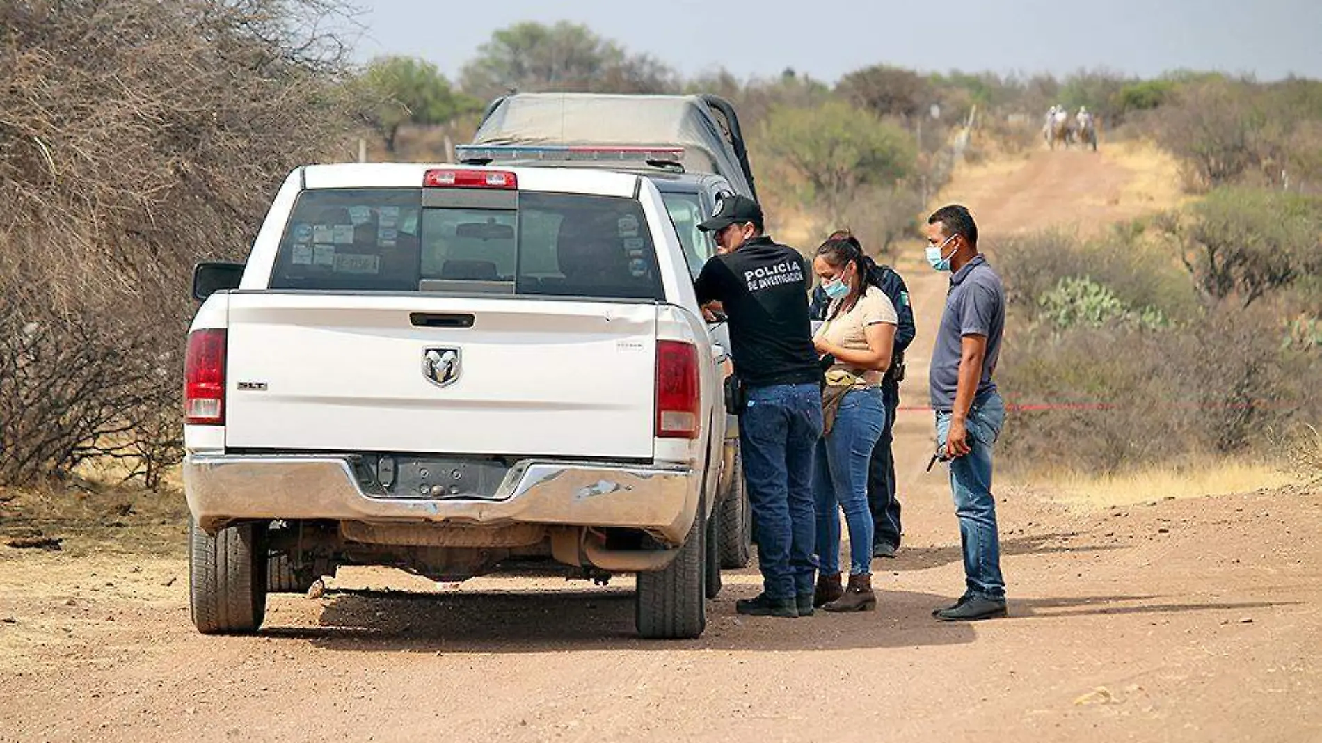 policia en predio baldio